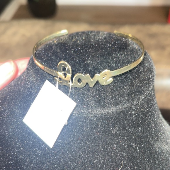 “Love" gold simple stylish cuff bracelet written in cursive. Perfect gift - Picture 7 of 7